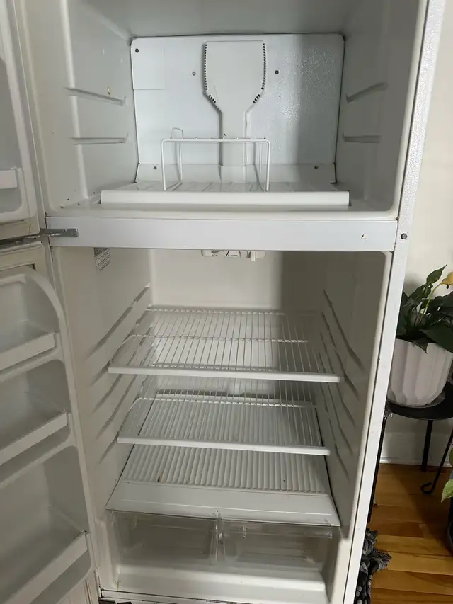 fridge / réfrigérateur in Refrigerators in City of Montréal - Image 2