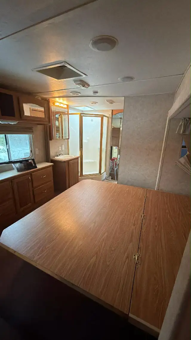 2005 Cedar Creek 33 ft fifth wheel for sale. in RVs & Motorhomes in Grande Prairie - Image 5