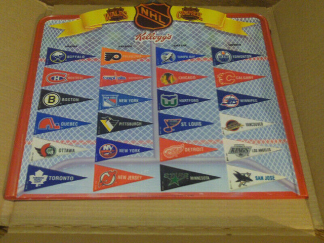 PRESENTOIR DE MINI DRAPEAUX DE HOCKEY DE LA LNH VINTAGE dans Art et objets de collection  à Laval/Rive Nord