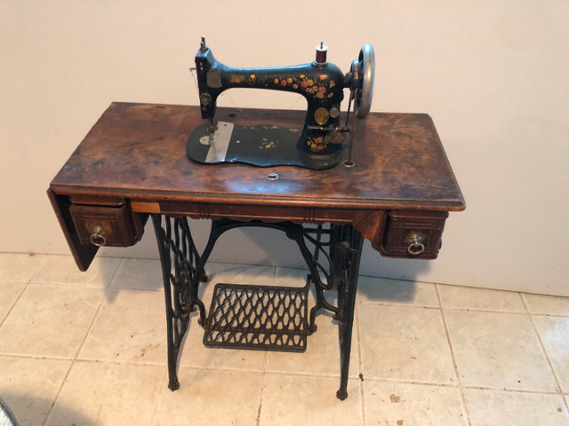 Antique Singer Sewing  Machine in Arts & Collectibles in Kingston