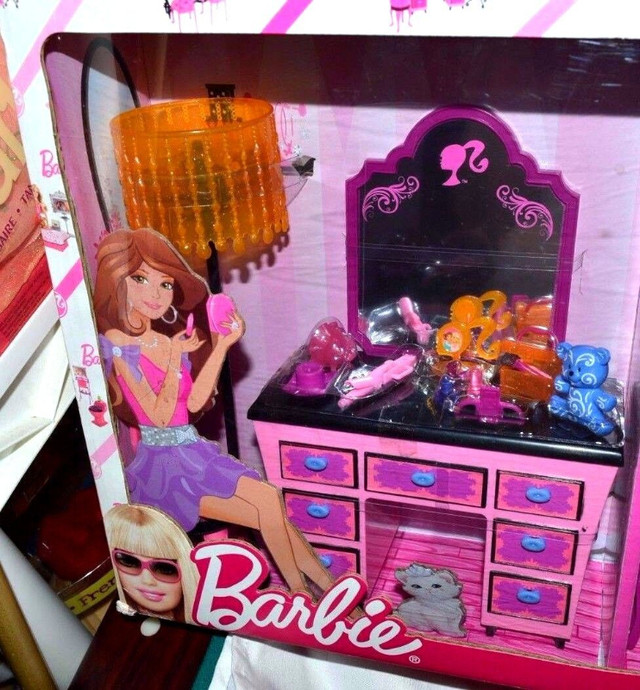 RARE BARBIE GLAM FURNITURE PLAYSET DOLL KITCHEN DAYBED BATHTUB + in Toys & Games in Mississauga / Peel Region - Image 2