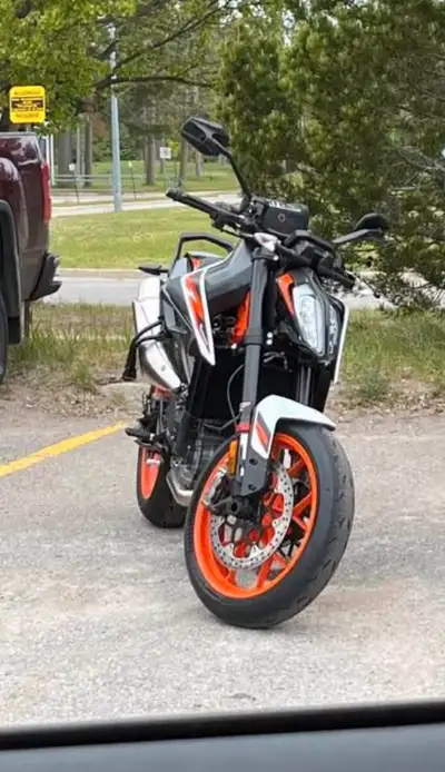 2021 KTM 890 Duke R is a high-performance middleweight naked bike. It's known for its agility, preci...