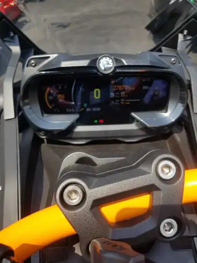 Get ready to turn heads with this 2020 CAN-AM Spyder F3S, boasting 27,870 kilometers on the odometer...