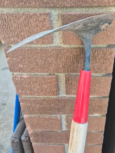 Curved blade long handled hoe., Voir plus