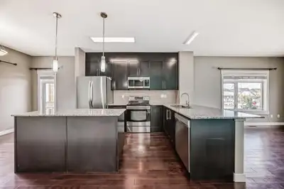 3 Bed Rooms Townhouse for Rent : 7 Skyview Point Link, NE