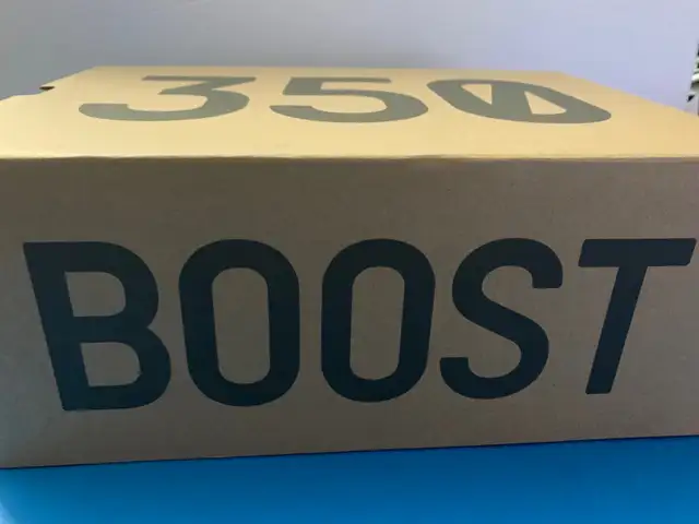 Authentic Adidas Yeezy Boost 350 Empty Sliding Box-US12-14x10x6” in Arts & Collectibles in Markham / York Region - Image 4