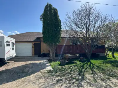 1986 1280 sq ft house. Located in the village of Ernfold on 7 lots. Each lot is 25ft by 100ft. Attac...