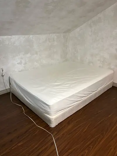 FREE queen size mattress with box frame. Comes with a new mattress protector (Amazon pic linked).