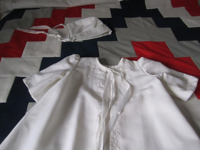Ensemble de baptême (robe, manteau, bonnet et couverture) dans Vêtements - 0 à 3 mois  à Saguenay - Image 4