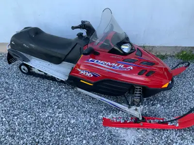 This pre-owned Ski-Doo Formula Deluxe 700 comes equipped with a reliable Rotax 700 engine and shows...