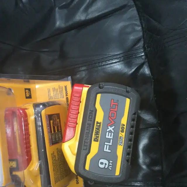 dewalt battery in Power Tools in Hamilton - Image 3