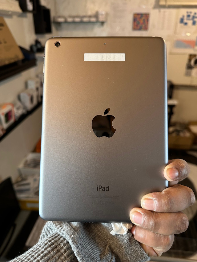 iPad 6 th Gen 32gb in iPads & Tablets in Saskatoon