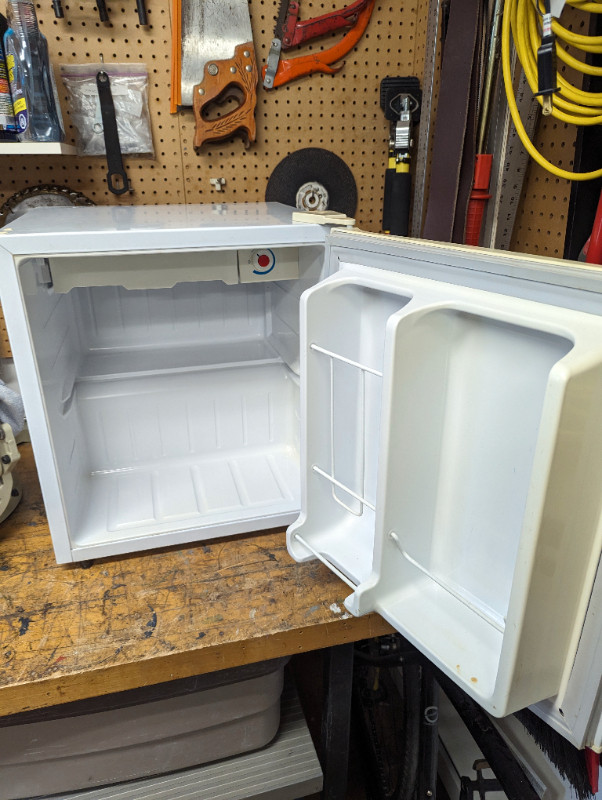 BEER frig with freezer in Refrigerators in Hamilton - Image 3