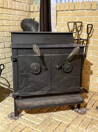 Cast iron wood stove / Poêle à bois en fonte