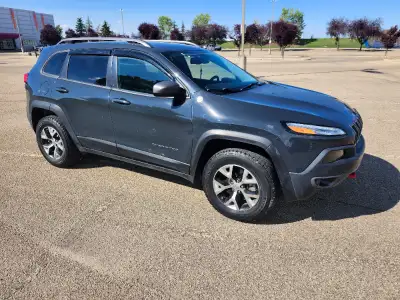 2017 Jeep Cherokee Trailhawk, 2.4 L, auto, 4x4, only 65 KM low KM, backup camera, touch screen, blac...