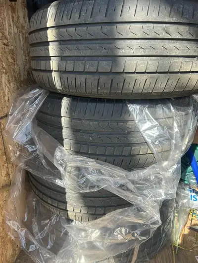 3 Pneus Pirelli d'été 245/50 R18 100Y. Encore bons pour une saisons ou deux. 514-998-0203