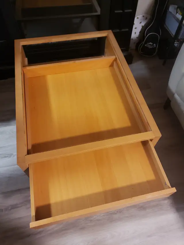 Glass Top Display Coffee Table in Coffee Tables in Rouyn-Noranda - Image 3