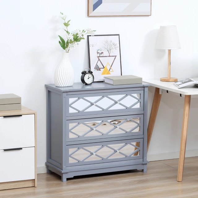 Beautiful 3-drawer dresser in Dressers & Wardrobes in Markham / York Region - Image 3