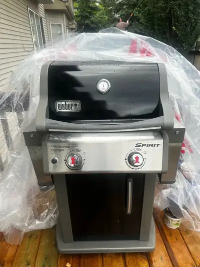 Like new Weber Spirit BBQ just upgraded to big one. Used it on the balcony in a condo before. No iss...