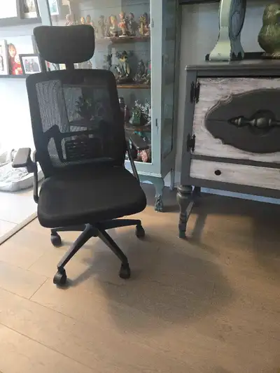 This black office chair is brand new and has never been used, offering excellent support and comfort...