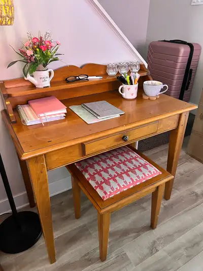 Bureau et tabouret en bois, View more