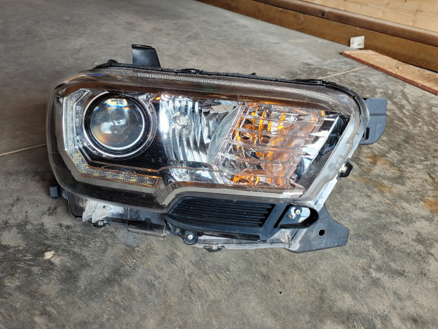 2016-2023 Toyota Tacoma OEM Passenger Halogen Headlight in Auto Body Parts in Regina