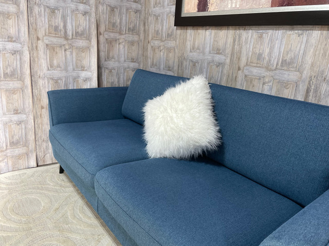 Canapé trois places en tissu couleur bleu antique ✅ dans Sofas et futons  à Ville de Montréal - Image 4