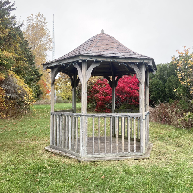 Beautiful Charming Hexagonal Gazebo looking for a new home! in Other in Oshawa / Durham Region - Image 11