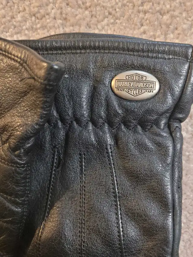 Mint-Harley Davidson-M -thick ladies leather leather gloves in Motorcycle Parts & Accessories in Edmonton - Image 3