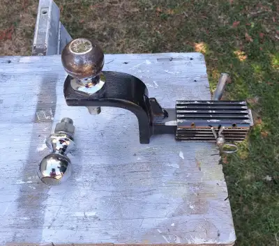 Attache remorque avec manchon réducteur 2'' à 1 '' 1/4 et 2 boules une de 2'' et l'autre 1 '' 7/8