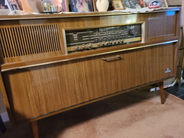 Vintage-1967 Grundig Mandello c1C stereo/turn table in General Electronics in London