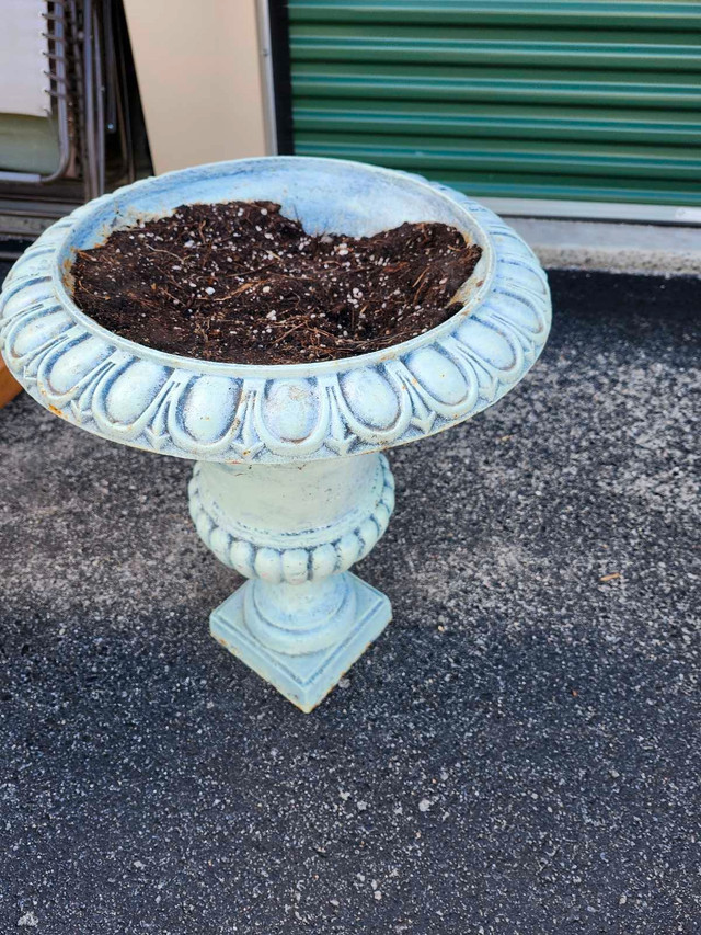 Cast iron flower pots in Patio & Garden Furniture in Kingston - Image 3