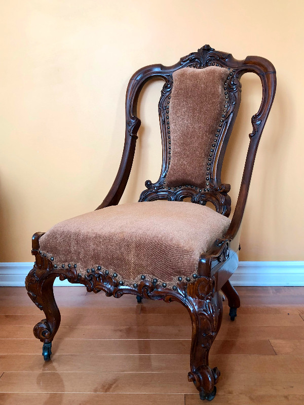 Rare antique solid mahogany wood carved Victorian Nursing Chair dans Art et objets de collection  à Ville de Montréal - Image 2