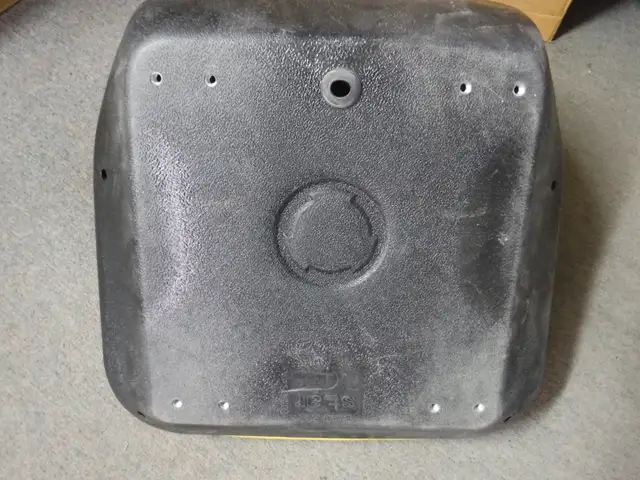 Universal Yellow Seat for Garden or Farm Tractor 17 3/4"W x 21"H in Lawnmowers & Leaf Blowers in Trenton - Image 3