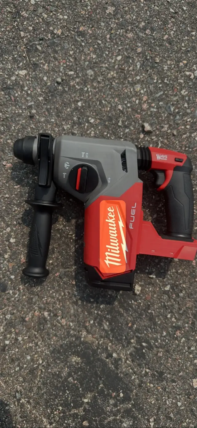 Milwaukee M18 rotary hammer drill 