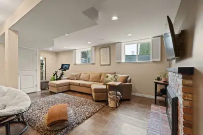 Bright 2 Bed Suite in Lower Sahali – Walk to RIH! Prime location – minutes to Royal Inland Hospital,...