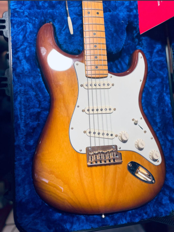 75th Anniversary Commemorative Fender Stratocaster in Guitars in Oakville / Halton Region - Image 3