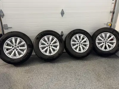 Audi genuine mags avec pneus d’hiver 17” Michelin X-Ice Snow Très bonne condition, roues en alliage...