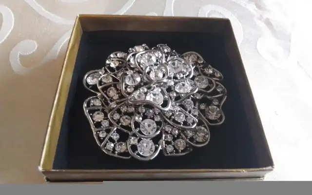 NEW - CRYSTAL GRAPES BROOCH - BY DESIGNER KENNETH JAY LANE in Jewellery & Watches in City of Toronto - Image 7