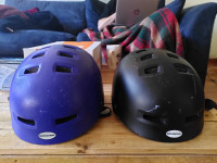 Deux casques de vélo