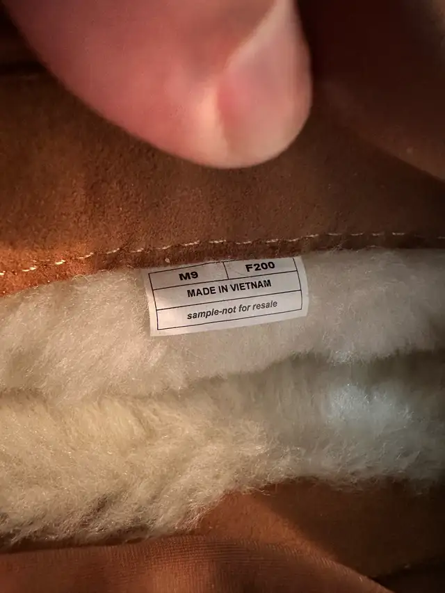 Ugg men boot size 9 in Men's Shoes in Markham / York Region - Image 3