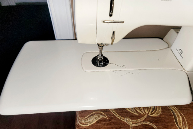 Bernina 830 record sewing machine in Hobbies & Crafts in Guelph - Image 3