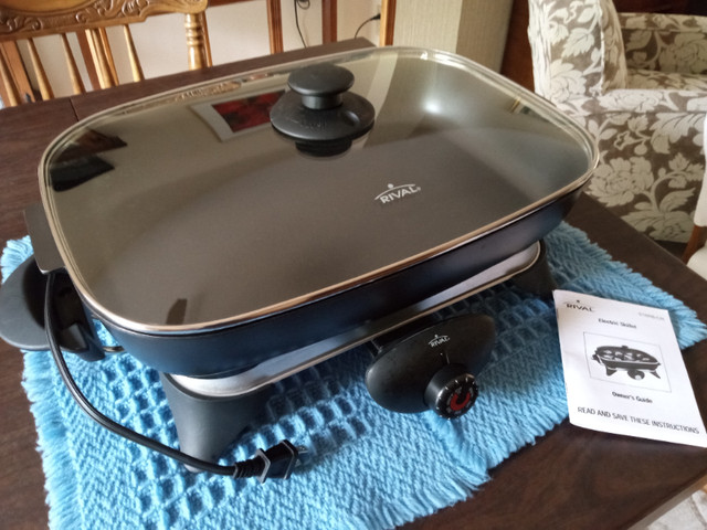Family-size Electric Skillet in Microwaves & Cookers in City of Toronto - Image 2