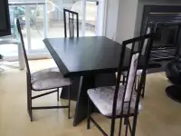 table de cuisine avec rallonge 12 PO ET 4 CHAISES