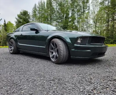 Ford Mustang Bullitt 2008 (numéro 2439), seulement 23 500 km, comme neuve, toutes options. Très rare...