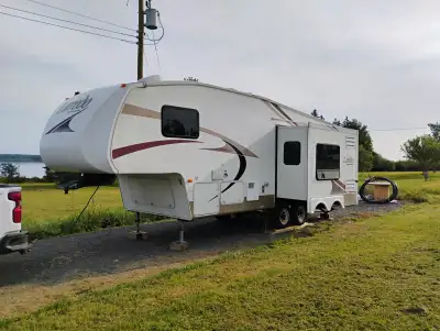 2006 Keystone Larado 5th Wheel Camper Trailer. 25' - Sleeps 6 - 1 Slide Out Very Clean Asking $9500...