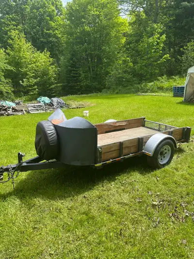 A Sherbrooke , Quebec. Capacite de 3500lbs, grandeur 4’ X 9’ + , en tres bonne condition et de quali...