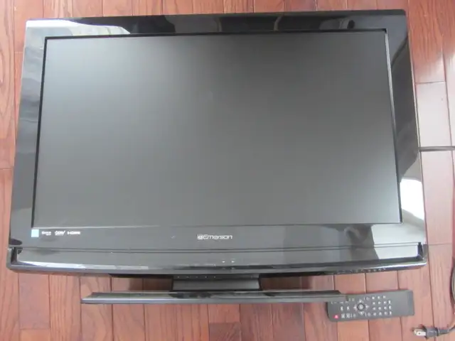 Two Older Flat Screen LCD Tvs in TVs in Kitchener / Waterloo - Image 6