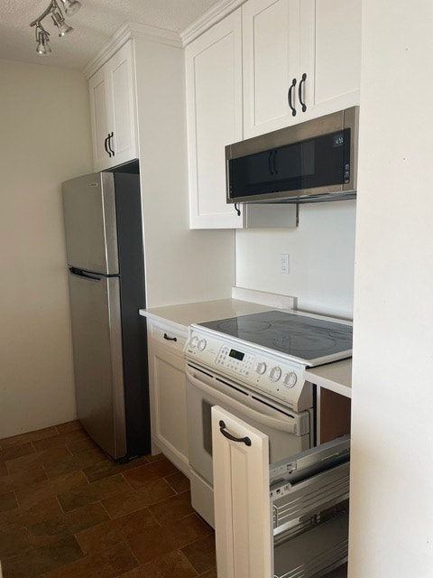 Luxury 2 B Peninsula Condo-Harbour Views and Indoor Parking 2