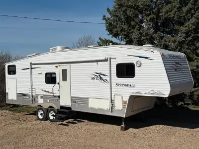 2008 Springdale 32’ tandem holiday travel trailer sleeps 8 people 4” axle lift, awning, good rubber,...